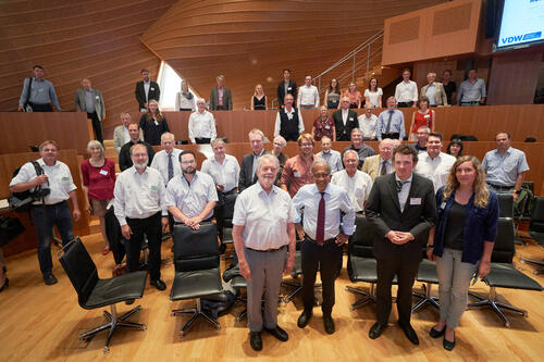 Symposium „Wir sind dran - Inspirieren, reflektieren, handeln“ anlässlich des 80. Geburtstags von Ernst Ulrich von Weizsäcker mit den DBU-Stipendiaten Robin Kentsch und Karen Hamann (vordere Reihe, 2. v. r. und 1. v. r.)  © Vereinigung Deutscher Wissenschaftler e. V.
