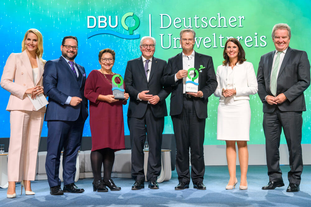Gemeinsame Freude über den Deutschen Umweltpreis (v. l.): Moderatorin Judith Rakers, DBU-Generalsekretär Alexander Bonde, Preisträgerin Prof. Dr. Ingrid Kögel-Knabner, Bundespräsident Frank-Walter Steinmeier, Preisträger Reinhard Schneider, DBU-Kurat © Peter Himsel (DBU)
