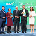 Gemeinsame Freude über den Deutschen Umweltpreis (v. l.): Moderatorin Judith Rakers, DBU-Generalsekretär Alexander Bonde, Preisträgerin Prof. Dr. Ingrid Kögel-Knabner, Bundespräsident Frank-Walter Steinmeier, Preisträger Reinhard Schneider, DBU-Kurat © Peter Himsel (DBU)
