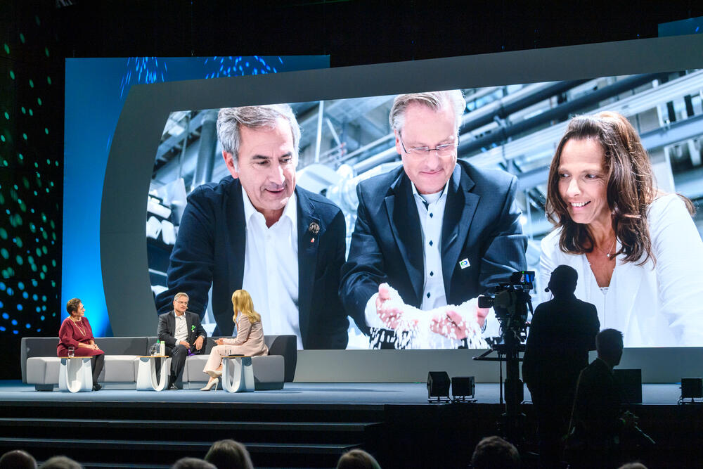 Preisträger Reinhard Schneider erläutert seine Nachhaltigkeitsstrategie. © Peter Himsel (DBU)