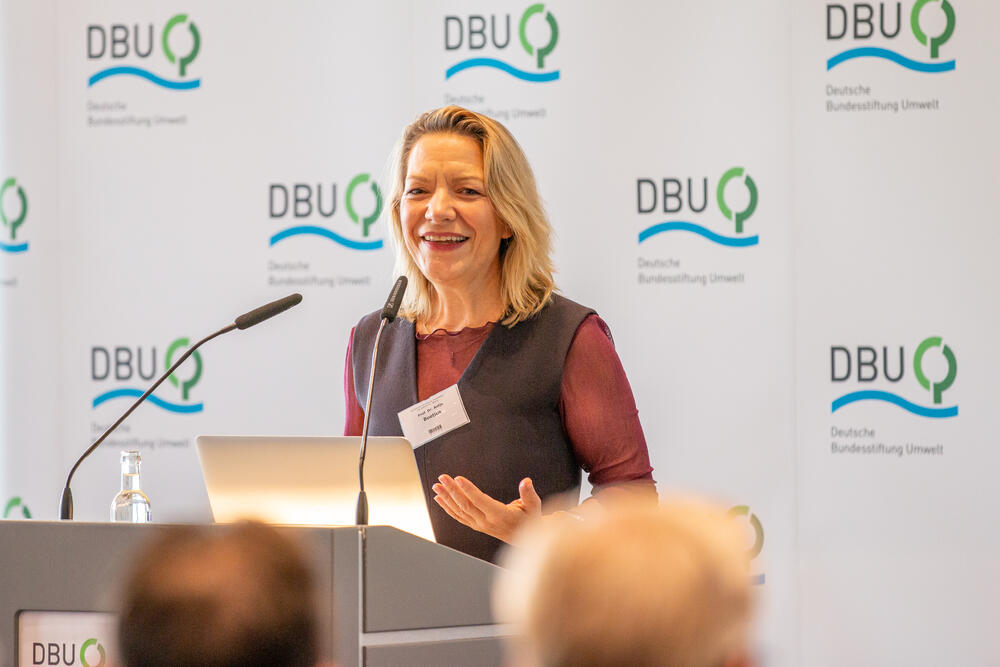 Die letztjährige DBU-Umweltpreis­trägerin Prof. Dr. Antje Boetius appellierte beim Umweltpreis­symposium für Meeres- und Klimaschutz. © Jan Rüter (DBU)
