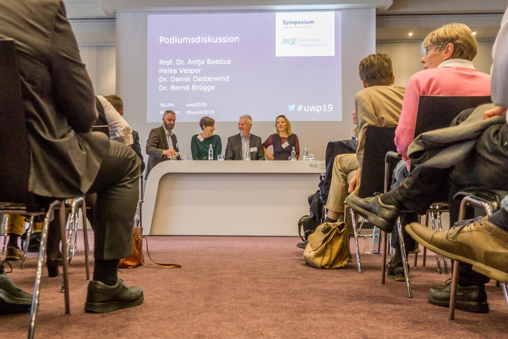 Das Podium diskutierte zu Handlungs­ansätzen und zur Rolle von Politik und Gesellschaft. © Jan Rüter (DBU)