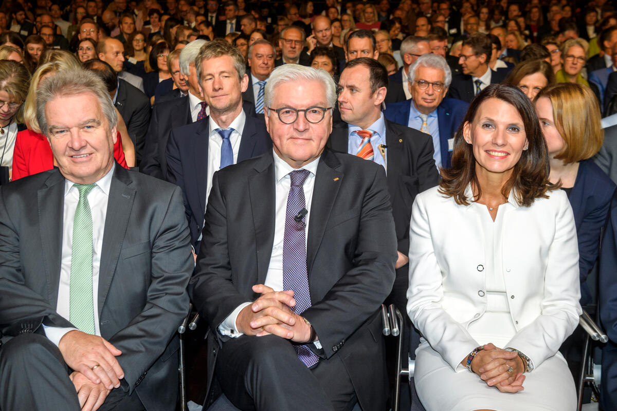 Prominenz: Bundespräsident Frank-Walter Steinmeier (rechts) und Franz Untersteller, Minister für Umwelt, Klima und Energiewirtschaft des Landes Baden-Württemberg © Peter Himsel (DBU)