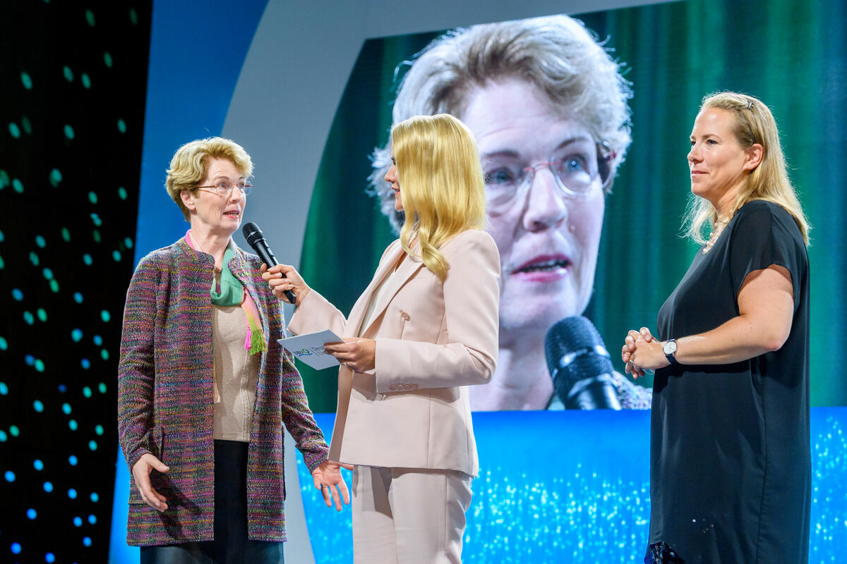 Jurymitglieder (links: Prof. Dr. Heidi Foth, rechts: Dr. Katharina Reuter) im Gespräch mit der Moderatorin Judith Rakers © Peter Himsel (DBU)