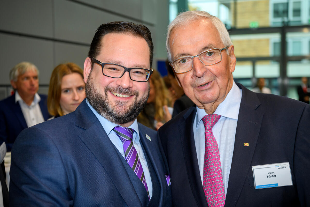 Prof. Dr. Klaus Töpfer (rechts), ehemaliger Bundesminister für Umwelt, Natur­schutz und Reaktorsicherheit und DBU-Generalsekretär Alexander Bonde © Peter Himsel (DBU)