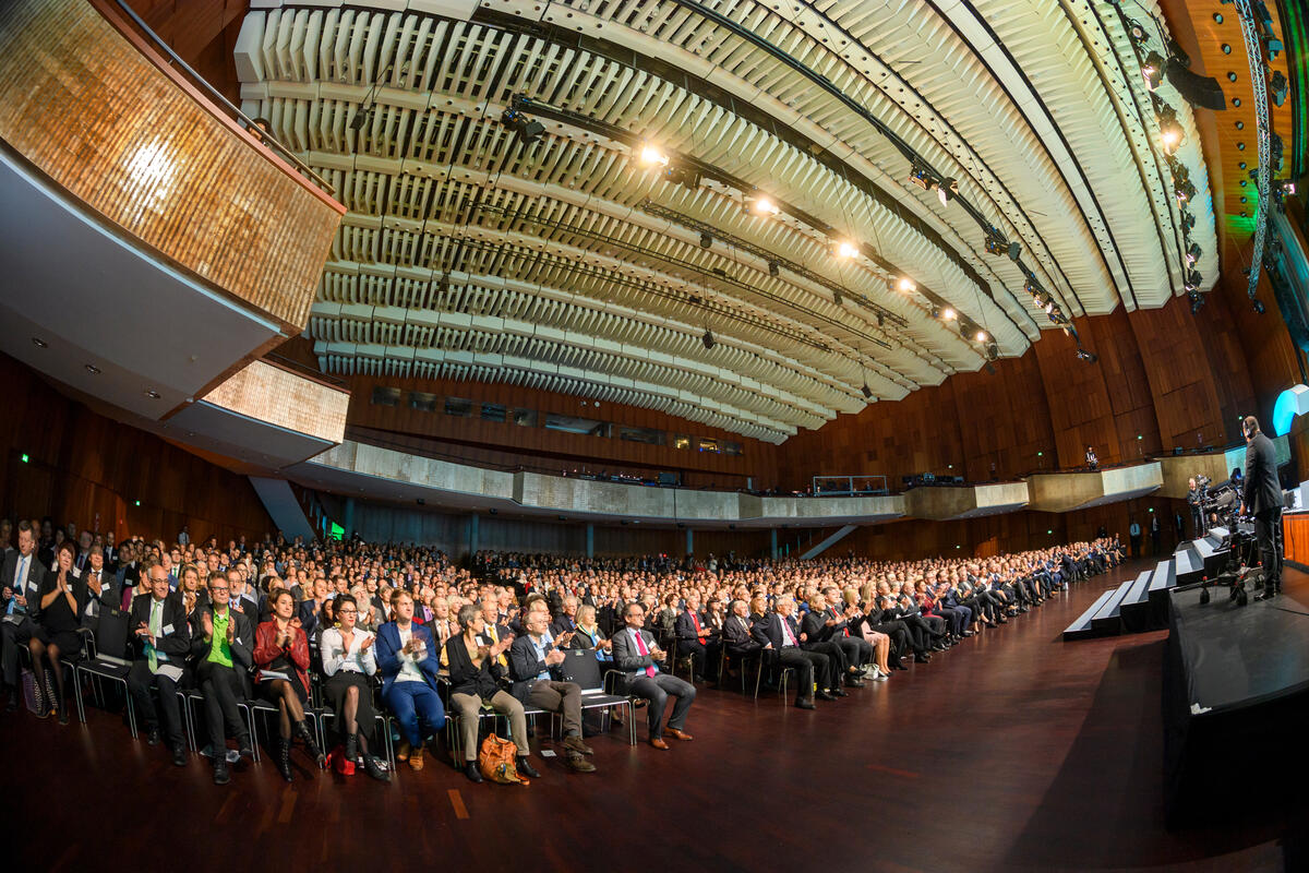 Das Publikum verfolgt gespannt den Festakt im Congress Center Rosengarten. © Peter Himsel (DBU)