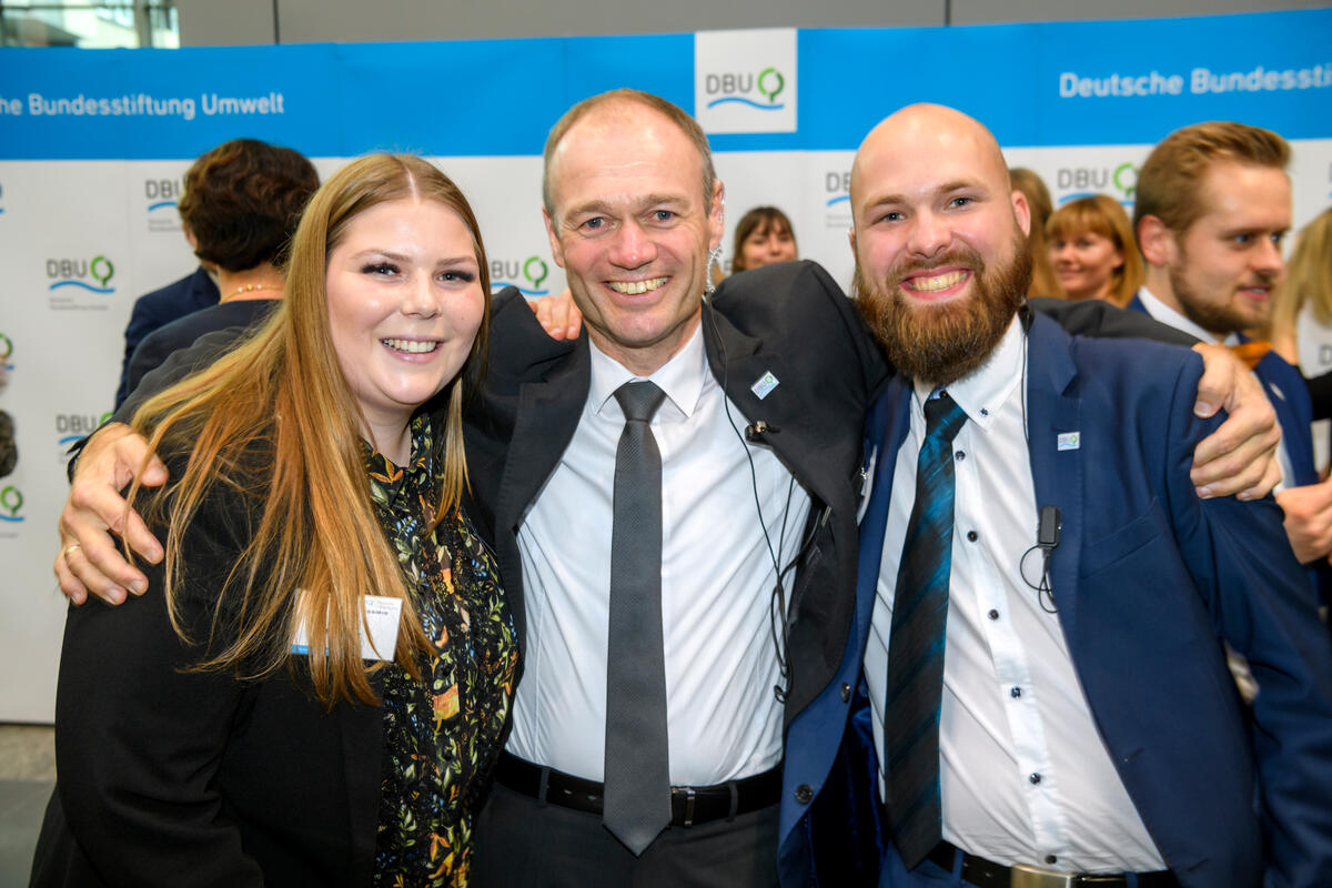 Zufriedene Teammitglieder: Martin Schulte vom DBU-Referat »Deutscher Umweltpreis« (Mitte), Clara Meissner und Simon Bonhaus © Peter Himsel (DBU)