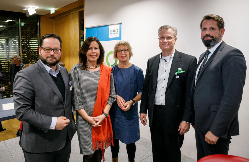 Austausch zu Lösungen für die Plastikkrise (v. l.): DBU-Generalsekretär Alexander Bonde, Gunda Rachut, Stiftung Zentrale Stelle Verpackungs­register, Moderatorin Hanna Gersmann, Reinhard Schneider, Werner & Mertz GmbH, und der niedersächsische Umwelt © Yorck Maecke