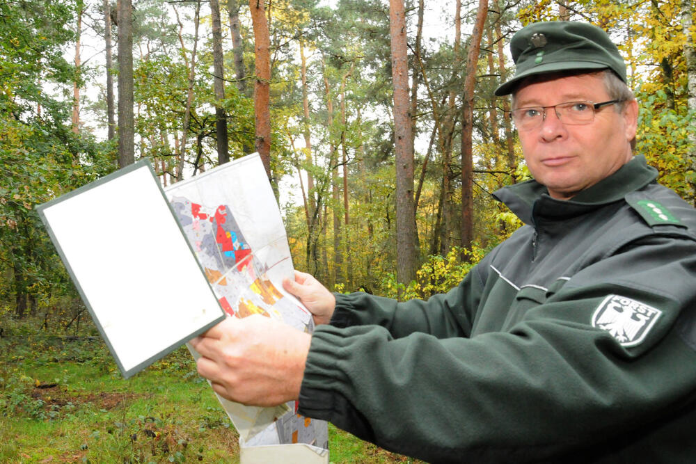 Seit knapp 35 Jahren ist Uwe Vanhauer Revierleiter im Authausener Wald. © Steffen Brost (DBU)