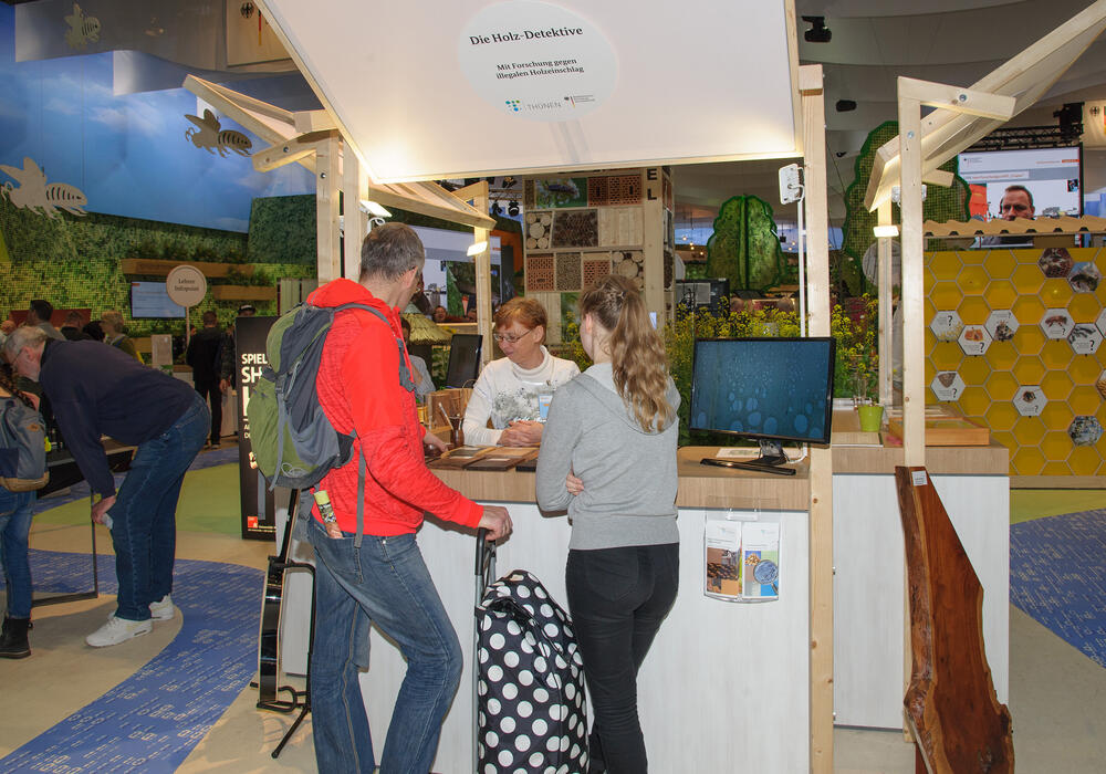 Das Thünen-Holzkompetenzzentrum vertreten durch Frau Dr. Hilke Schröder präsentiert seine Arbeiten und Projekte auf der Grünen Woche in Berlin 2020. © Thünen-Institut/Christina Waitkus