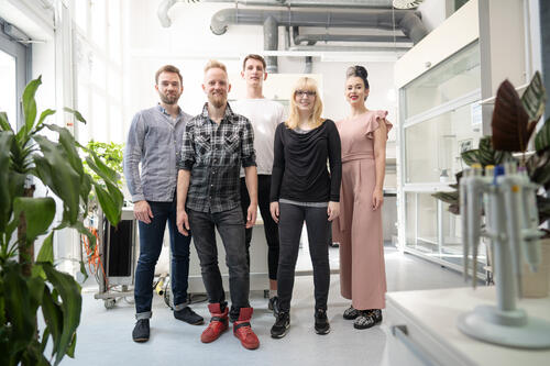 Das Team von amberskin (von links nach rechts): Steffen Beier, Arved Bünning, Lukas Geerties. Caja Siegert und Michelle Grüne. © Amberskin GbR; Ole Ploennigs