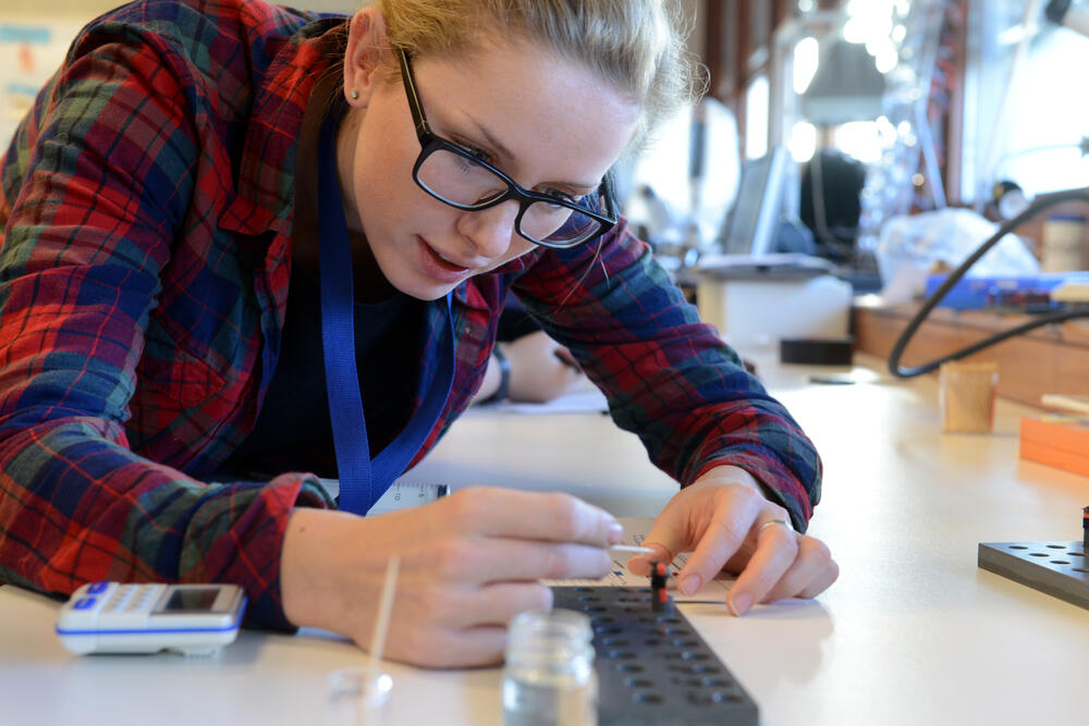 Lab2Venture Schülerin im Labor © NatLab/Rasche