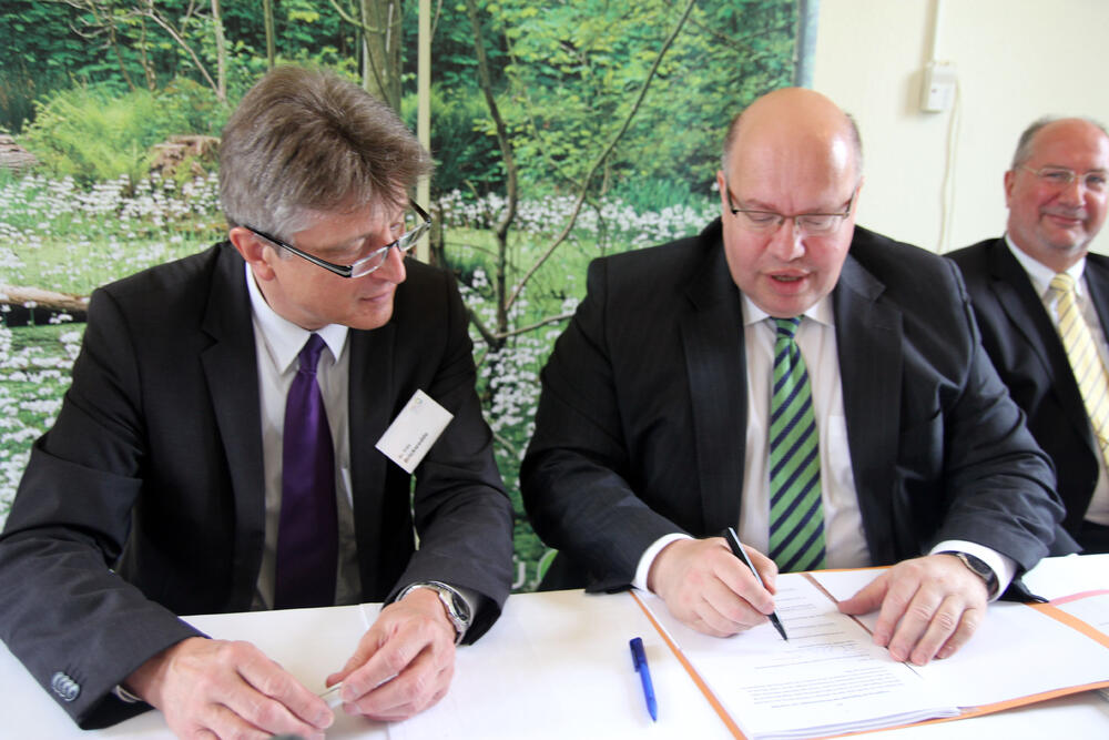 Vertragsunterzeichnung 
