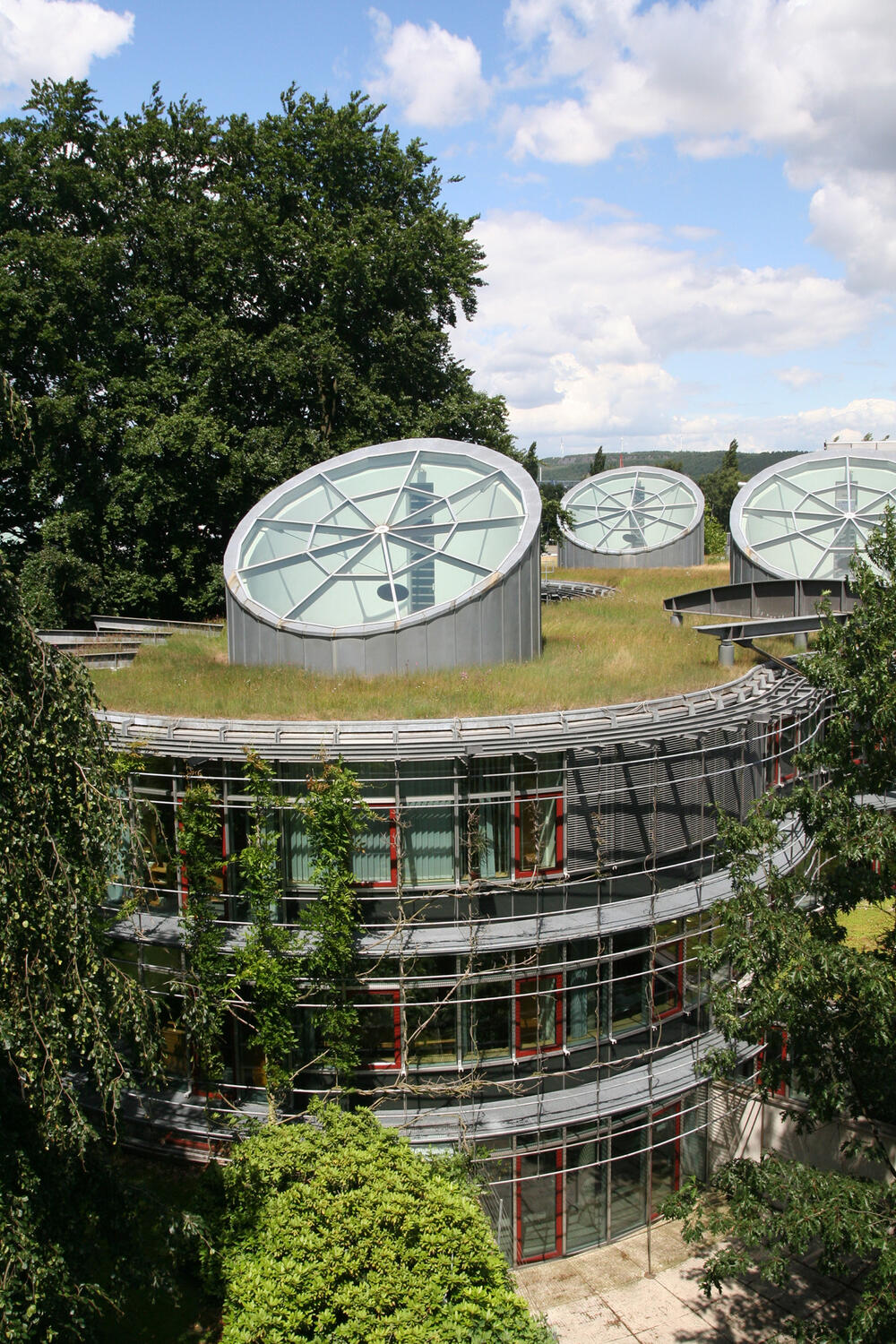 DBU-Verwaltungsgebäude im Sommer (Seitenansicht, Hochformat) 