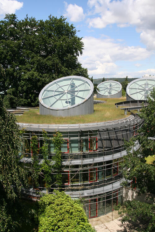 DBU-Verwaltungsgebäude im Sommer (Seitenansicht, Hochformat) 