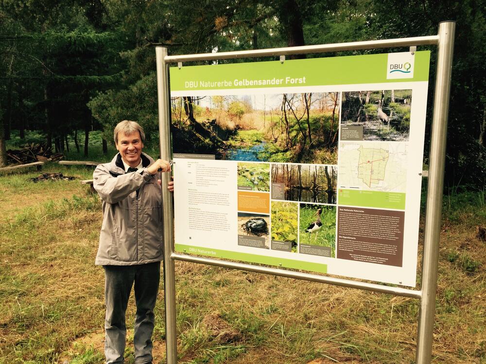 Informationstafel für die DBU-Naturerbefläche Gelbensander Forst © Bundesforst/Menzel