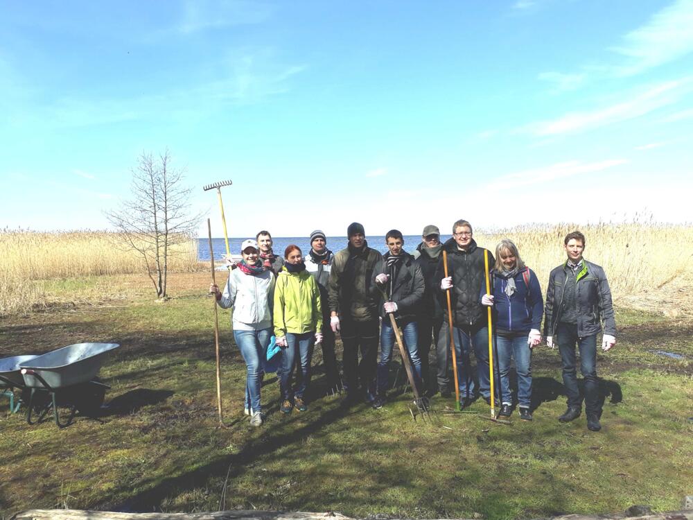 Die Gruppe nach der Strandreinigung  © Anne Kivinukk