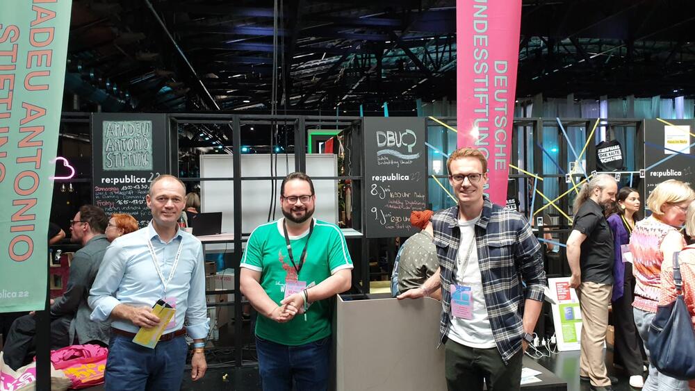 Vor Ort auf der re:publica: DBU-Generalsekretär Alexander Bonde (Mitte) im Re-Shirt und die DBU-Kollegen Martin Schulte (links) und Fabian Vorländer. © DBU
