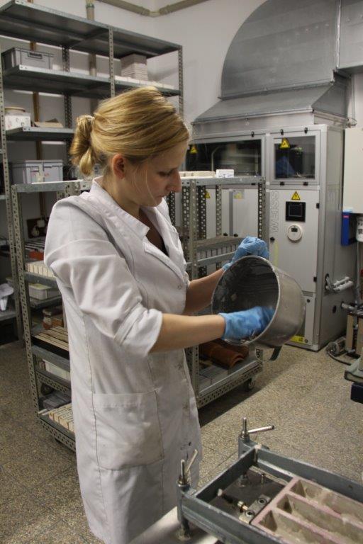 Fellowship recipient at sample processing © Magdalena Jakubek