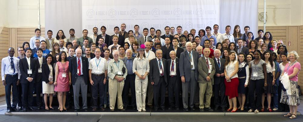Gruppenfoto der Nobelpreisträger, jungen Wissenschaftlern und Gräfin Bettina Bernadotte, Präsidentin des Kuratoriums für die Tagungen der Nobelpreisträger in Lindau © Lindau Nobel Laureates Meeting (Alben) 