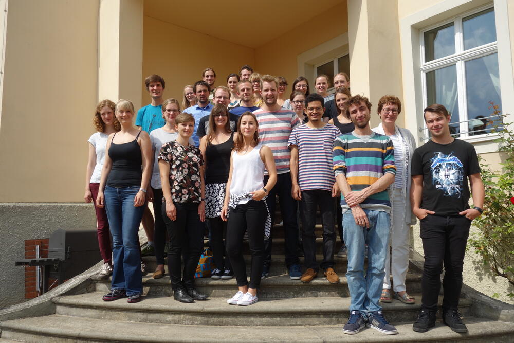 Gruppenfoto vor dem Tagungshaus „Burg Lenzen“  © Ingrid Neunaber