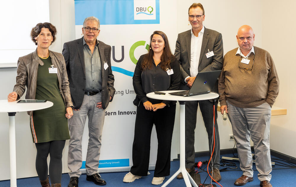Referierten und moderierten auf dem KONGRESS BW (v. r.): Andreas Schneider, Global Textile Scheme GmbH, Dr.-Ing. Martin Lades, Assyst GmbH, Sadia Steibli, AFBW e.V., sowie Dr. Michael Schwake und Verena Menz (beide DBU)“ © Umwelttechnik BW und Fotograf Stefan Longin