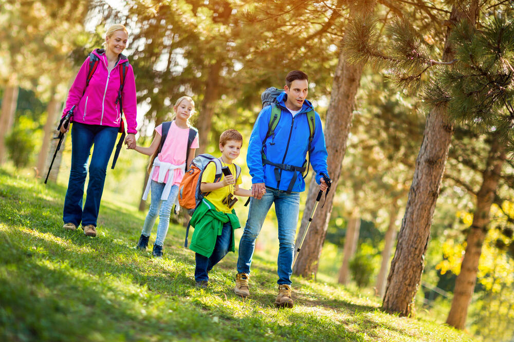 Outdoor-Wanderer © luckybusiness  - stock.adobe.com