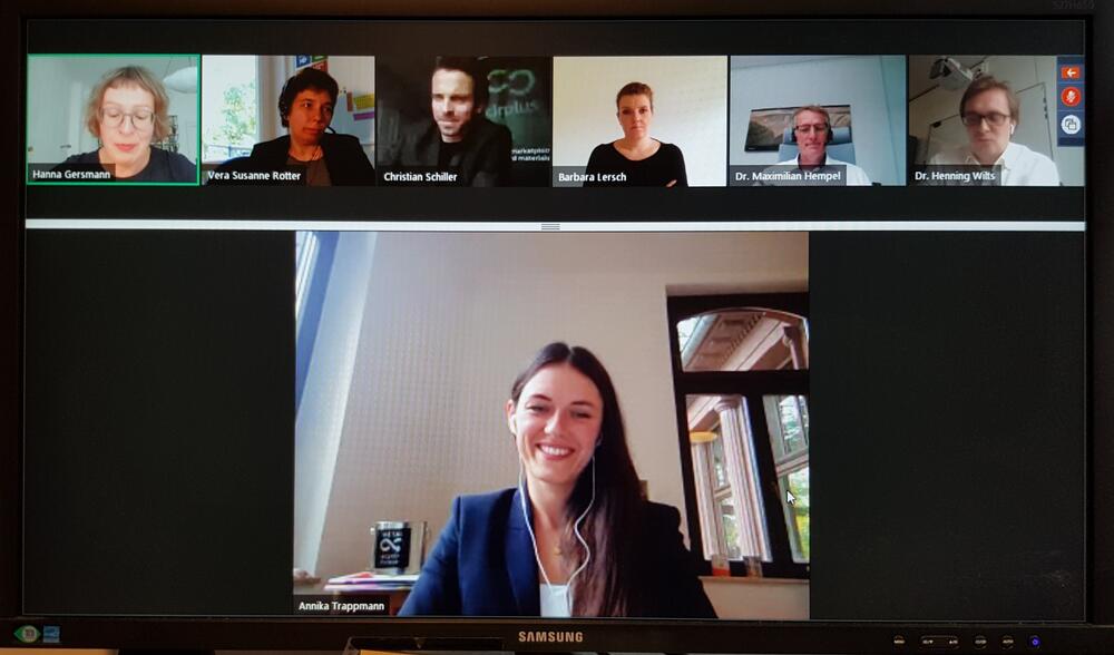 The participants of the digital environmental award symposium discussed the opportunities of a circular economy - among them: environmental award winner Annika Trappmann (in the front).
 © Ulf Jacob/Deutsche Bundesstiftung Umwelt