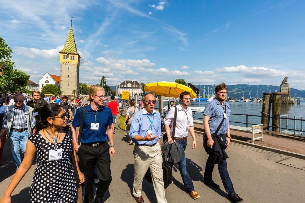 Physiknobelpreisträger Steven Chu mit Nachwuchswissenschaftlerinnen und Nachwuchswissenschaftlern während der 66. Lindauer Nobelpreisträgertagung 2016 © Christian Flemming/Lindau Nobel Laureate Meetings