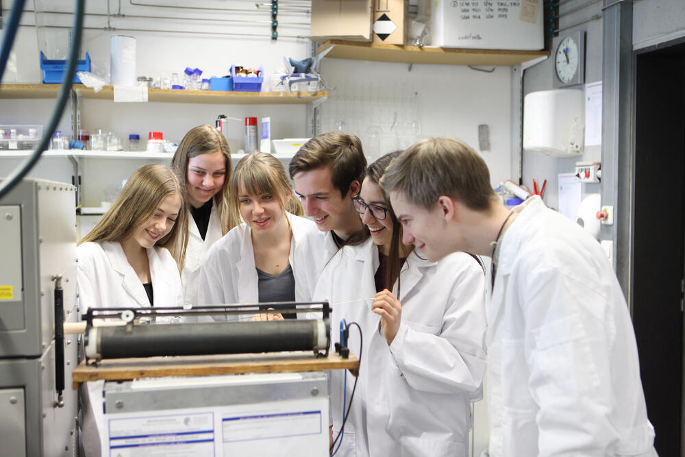 Mit Spaß beim Erfinderlabor „Neue Hochleistungsmaterialien für die Zukunft“ (2019) © Zentrum für Chemie e. V.