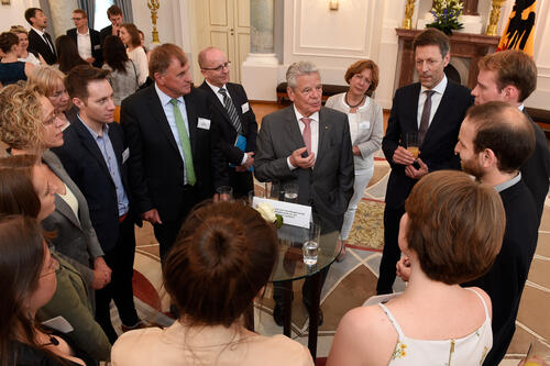 Bundespräsident Gauck im Gespräch mit DBU-Stipendiatinnen und -Stipendiaten  © DBU-Archiv, Foto: Peter Himsel