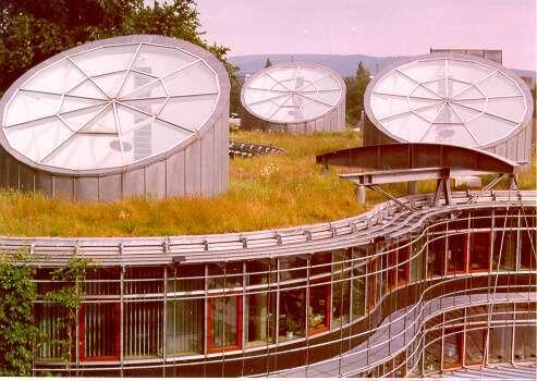 DBU-Verwaltungsgebäude, Sicht auf Gründach und Lichthöfe 