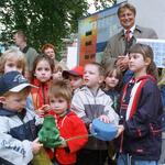 DBU-Generalsekretär Brickwedde mit Kindern des Kindergartens der St. Petri Gemeinde 