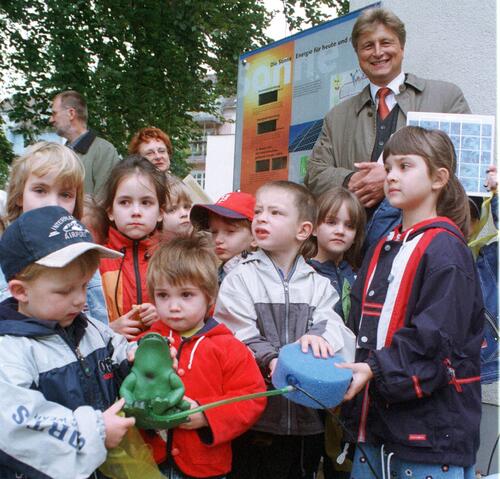 DBU-Generalsekretär Brickwedde mit Kindern des Kindergartens der St. Petri Gemeinde 