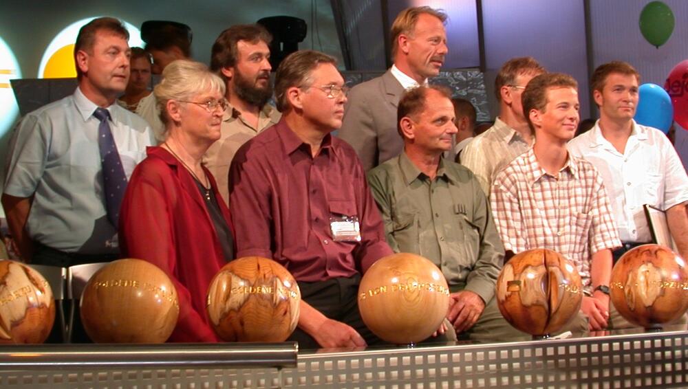 Bundesumweltminister Trittin mit den Preisträgern der Goldenen Natur 2001 