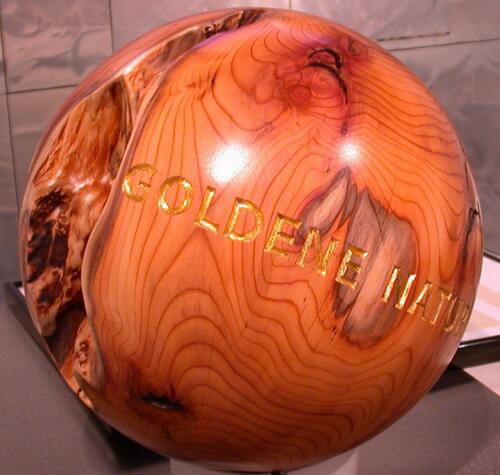 Sieben Eibe-Kugeln für die Preisträger der Goldenen Natur 2001 