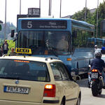 Bus im Stadtverkehr (Bilderbox) 
