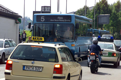 Bus im Stadtverkehr (Bilderbox) 