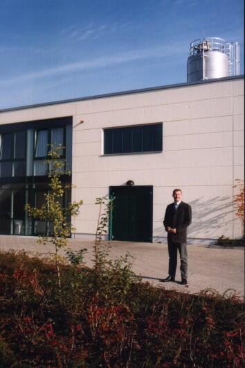 Lüth vor Prophyta-Fassade 