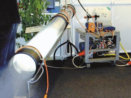 Mit dieser Apparatur werden Mischnebel zur Absorption von Emissionen produziert 