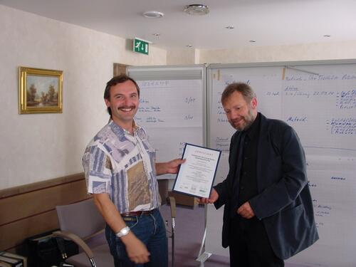 Übergabe des Zertifikats 