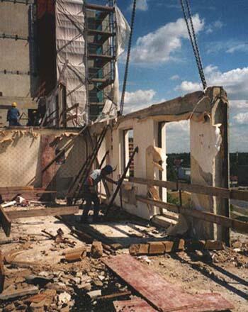 Plattenbau während Demontage 