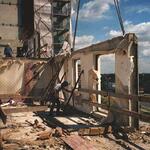 Plattenbau während Demontage 