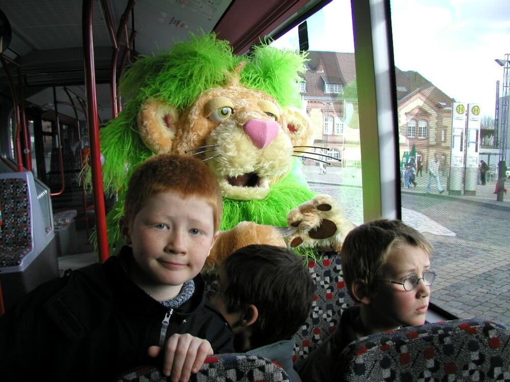 Der Graslöwe fährt Bus 