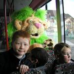 Der Graslöwe fährt Bus 