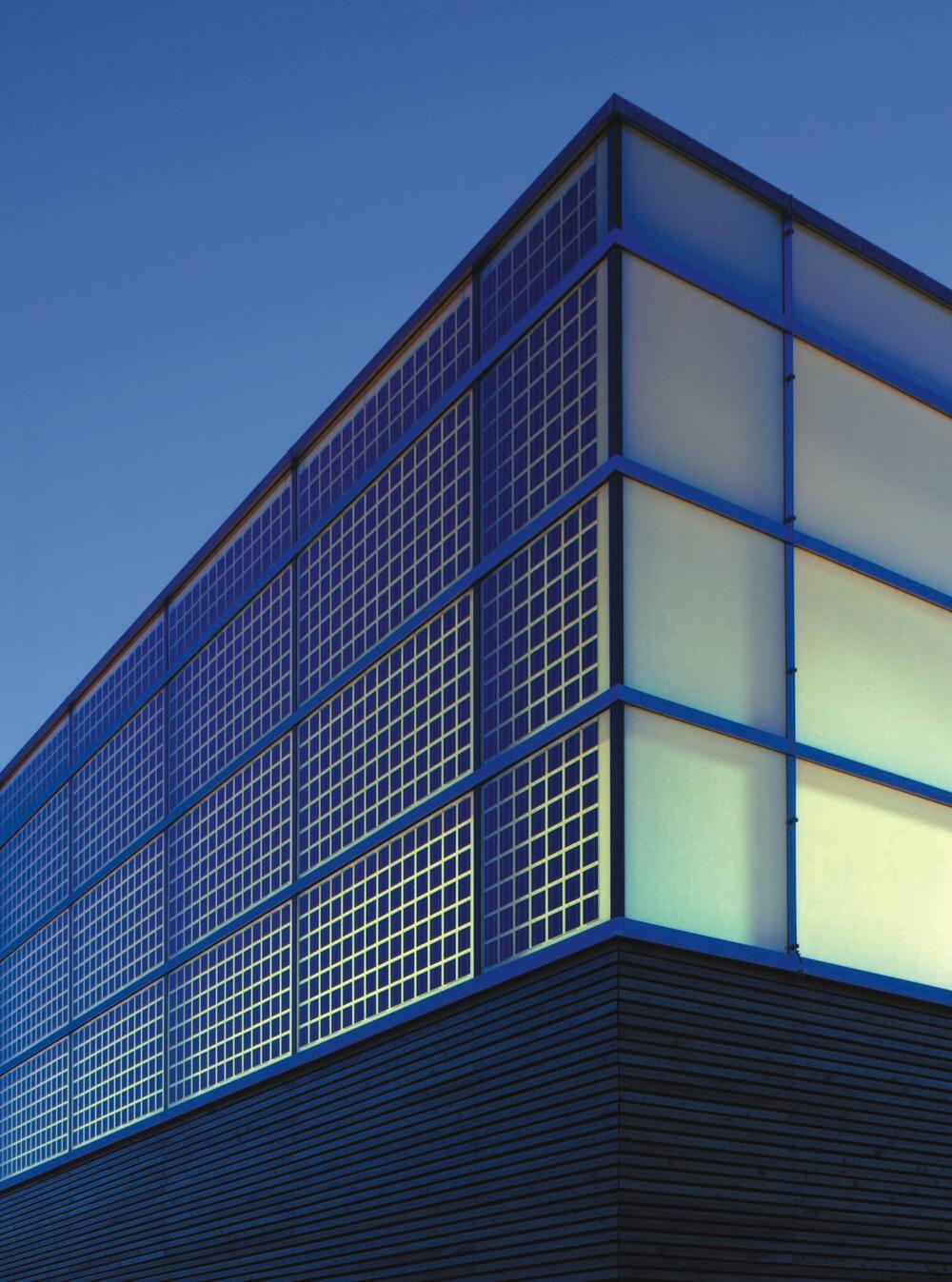 Schulsporthalle Regensburg nachts 