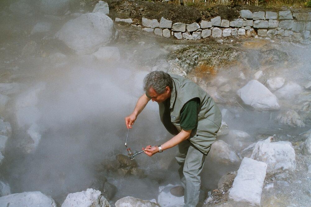 Biocatalysis with robust enzymes 