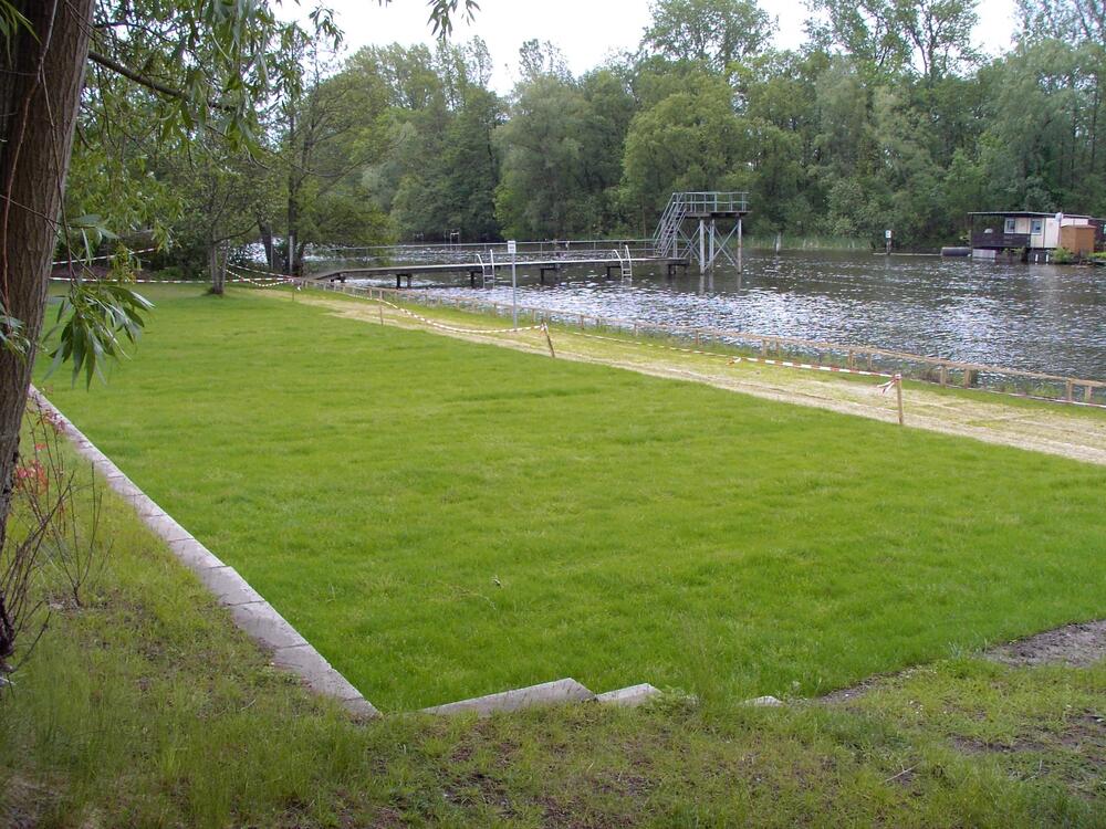 Fluss- und Sonnenbad Grünanlage 