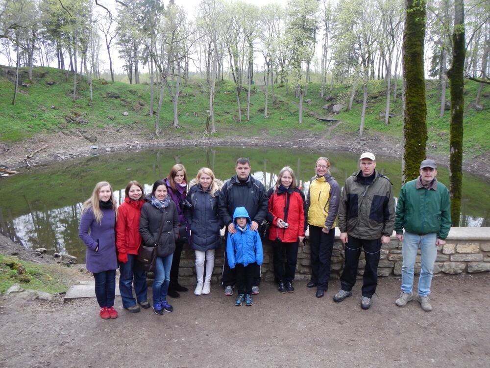 Teilnehmer beim Kaali-Meteoritenkrater 