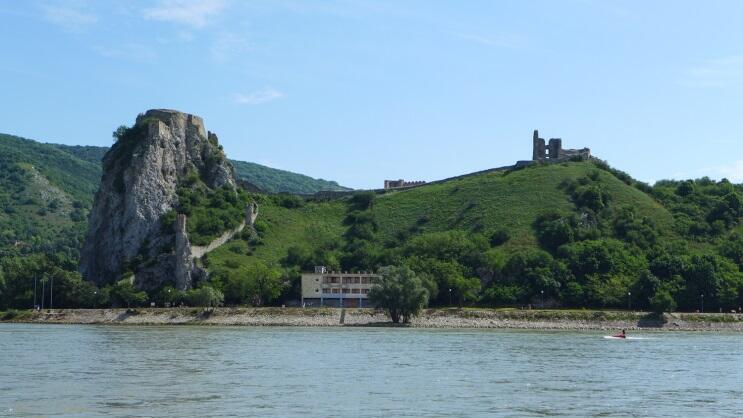 Die Burg Devin am Zusammenfluss von March und Donau 